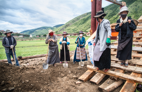 Donne-operaie-per-la-costruzione-di-una-casa-Sichuan-Cina.png