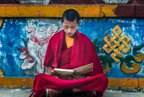 Il-monaco-in-lettura-Sichuan-Cina.png