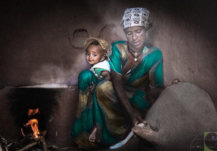 Il-bimbo-con-la-mamma-in-cucina-Etiopia-Dancalia.png
