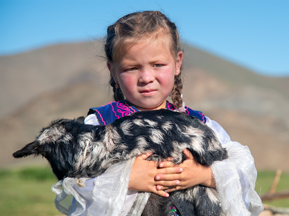 Bambina-con-agnellino-mongola-altai-Mongolia.png