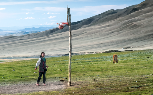 Bambina-gioca-a-basket-Mongolia.png