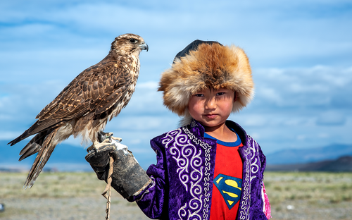 Bambino-con-falco-Mongolia.png