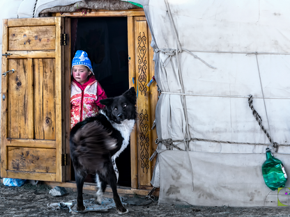 Bambino-con-il-suo-cane-Mongolia.png