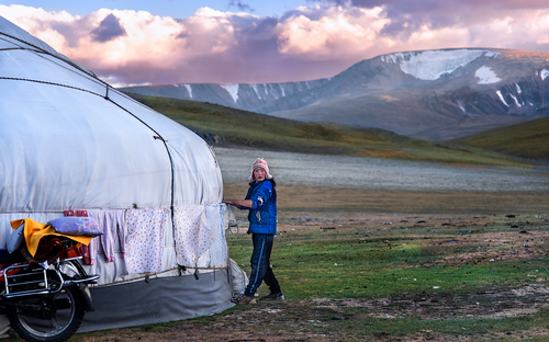 bambina-Kazaka--nella-valle-tsengenl-khairkhan-Mongolia.png
