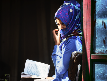 Donna che legge Eritrea.png